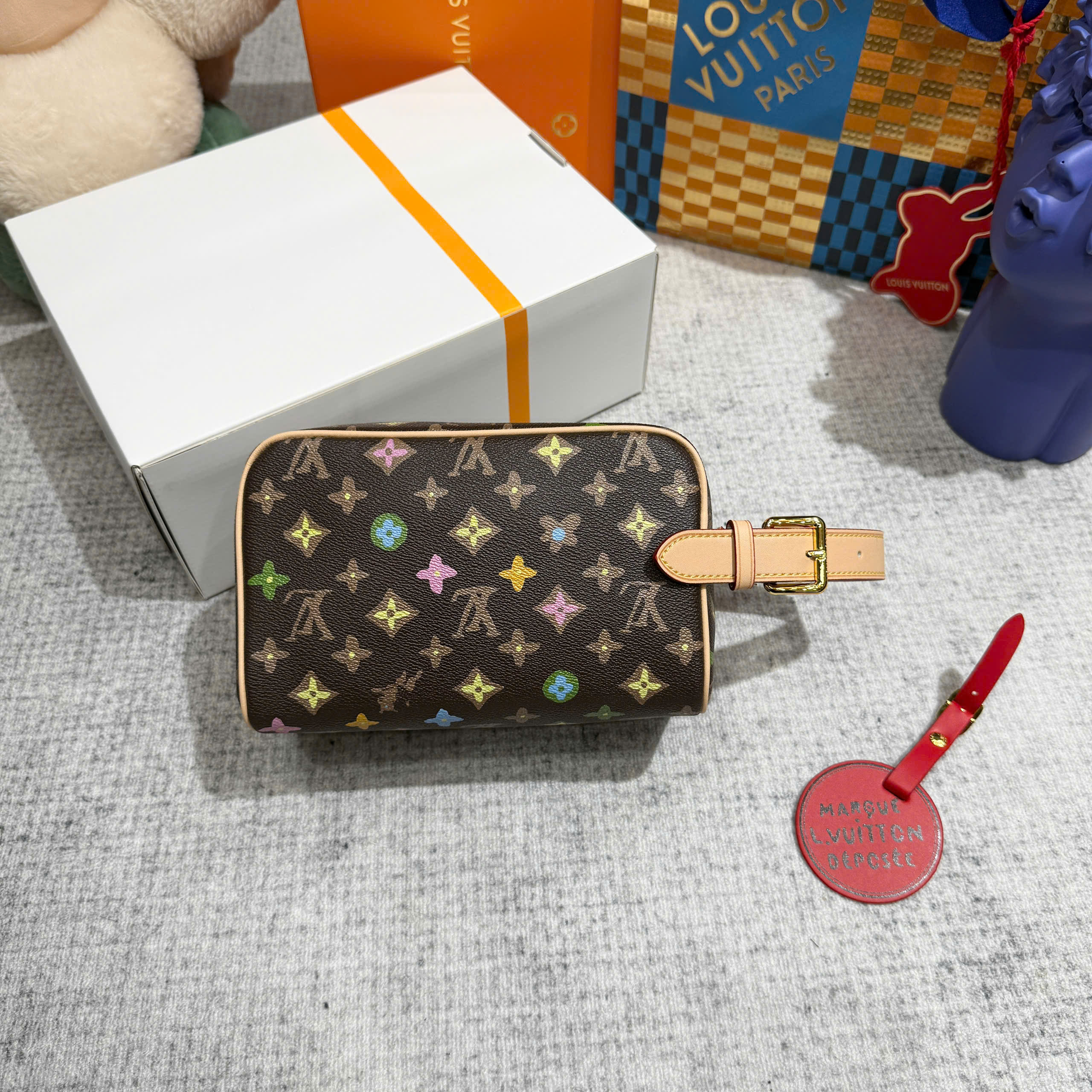 Túi Clutch cầm tay Louis Vuitton LV Nâu họa tiết hoa vân logo LV màu sắc size 23x13x12cm Like Auth on web fullbox bill thẻ PLD
